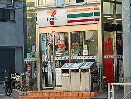 コンビニ　セブンイレブン（コンビニ）まで300m