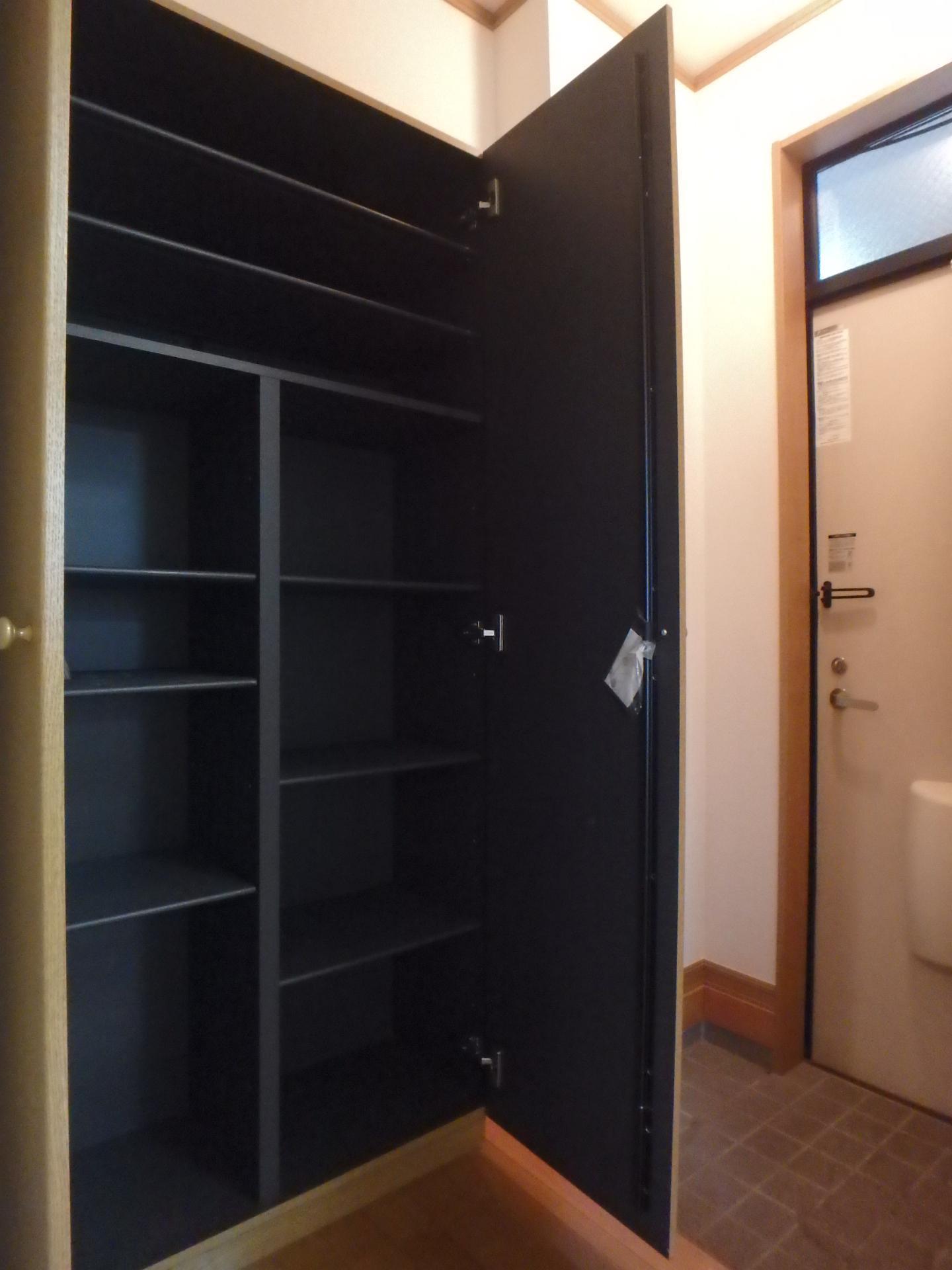 玄関　シューズＢＯＸ内部。たっぷり入ります。