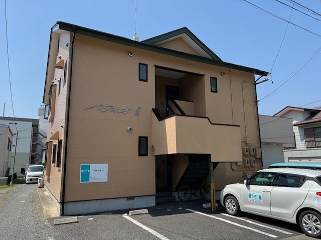 建物外観　南面の窓が大きい　　シャッター付です