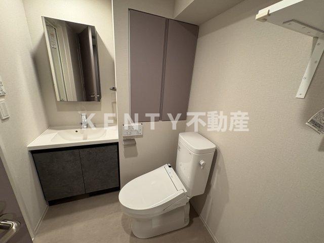 トイレ　落ち着いた色調のトイレです