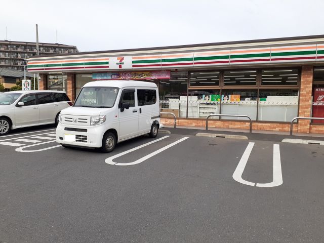 コンビニ　セブンイレブン四街道美しが丘店（コンビニ）まで555m
