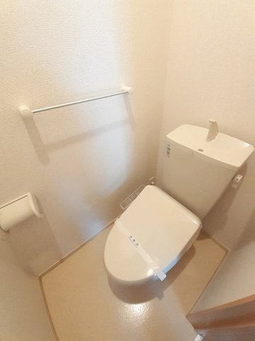 トイレ　落ち着いた色調のトイレです