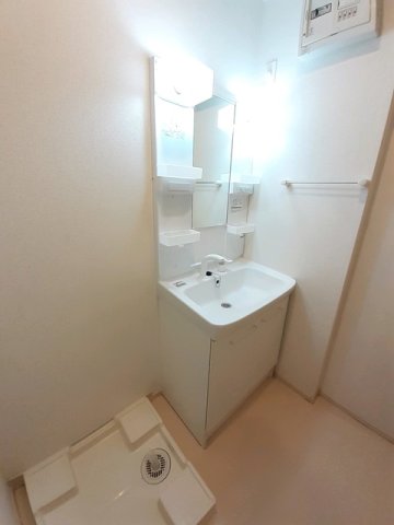 洗面設備　ゆったりとスペースのある洗面所
