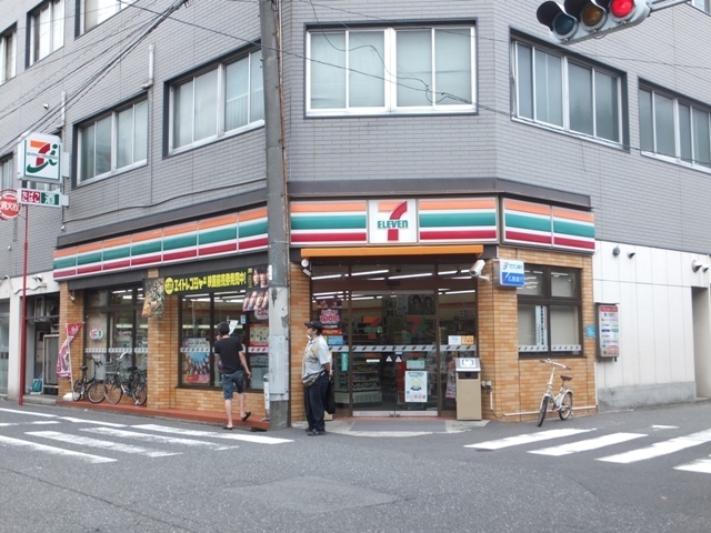 コンビニ　セブンイレブン広島横川北口店（コンビニ）まで300m