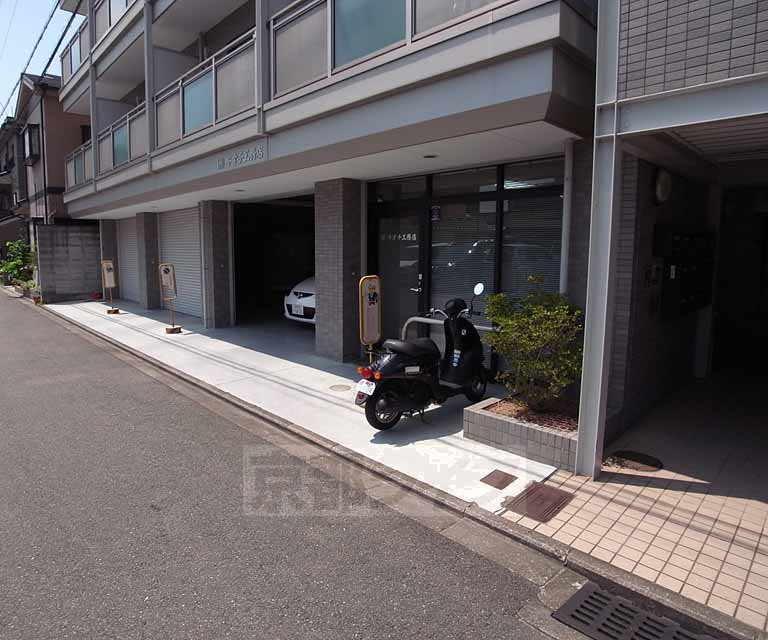 その他　前の道も広々。
