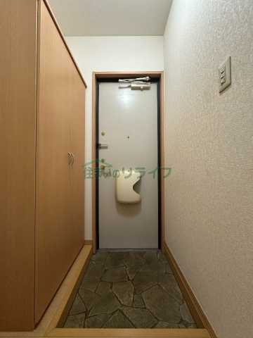 玄関　別部屋参考写真となります。
