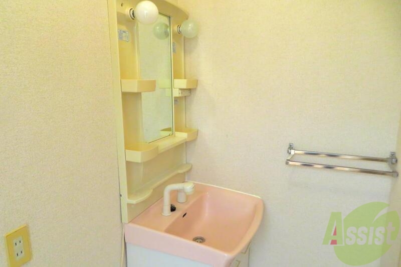 洗面設備　嬉しい独立の洗面化粧台。小物も色々置けそうです。