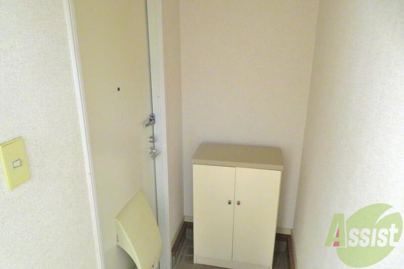 玄関　玄関にも収納があるので、その点は嬉しいですよね。