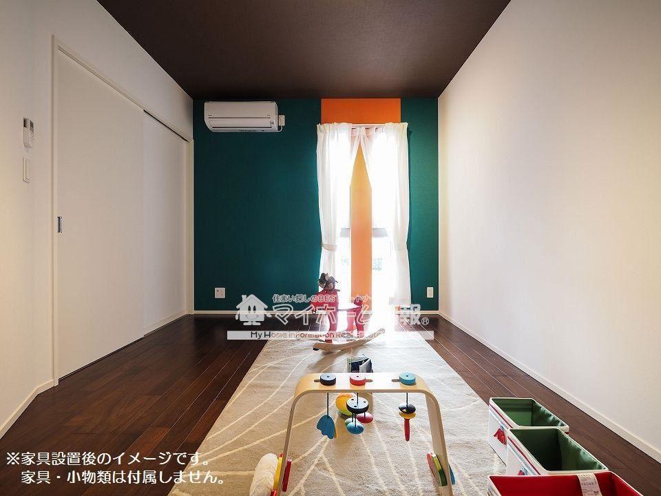その他部屋・スペース　2階の洋室はリビングとは違う雰囲気を魅せてくれます
