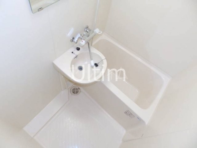 バス・シャワールーム　※同タイプの他のお部屋です