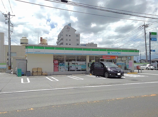 コンビニ　ファミリーマート石和町市部店（コンビニ）まで390m