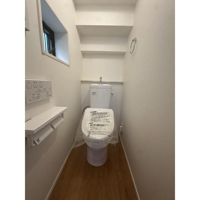 トイレ　落ち着いた色調のトイレです