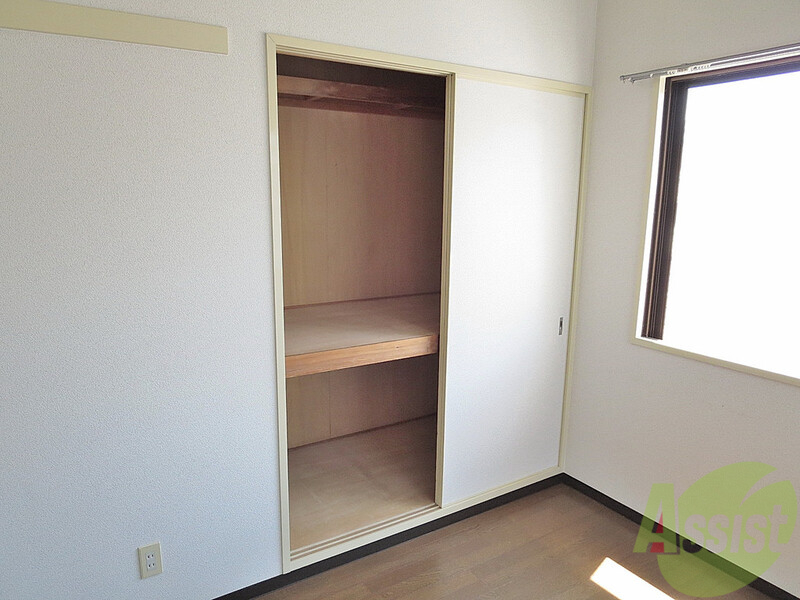 収納　収納です。扉２枚分あるので比較的おおきめの収納です。