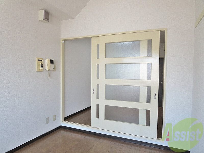 その他部屋・スペース　南向きのお部屋です。扉がガラス張りなのでＤＫにも光はいります