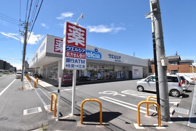 ドラックストア　ウエルシア越谷大房店（ドラッグストア）まで383m