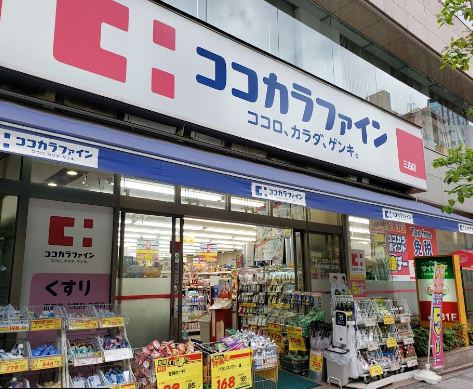 ドラックストア　ココカラファイン三田店（ドラッグストア）まで74m