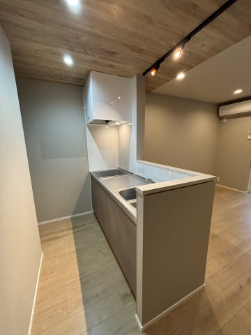 キッチン　写真は204号室です。 相違する場合は現況を優先いたします。