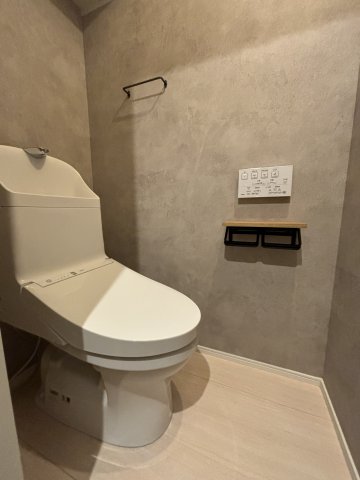 トイレ　写真は204号室です。 相違する場合は現況を優先いたします。