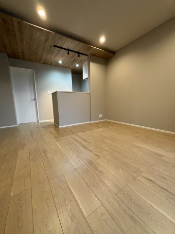 居室・リビング　写真は204号室です。 相違する場合は現況を優先いたします。
