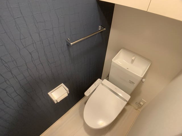 トイレ　温水洗浄便座付きのトイレです♪