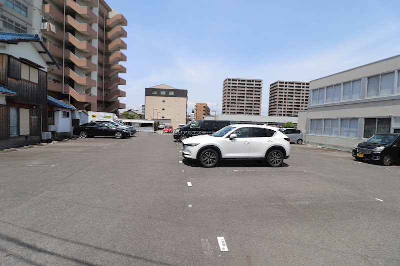 駐車場　他の部屋の室内写真となります。