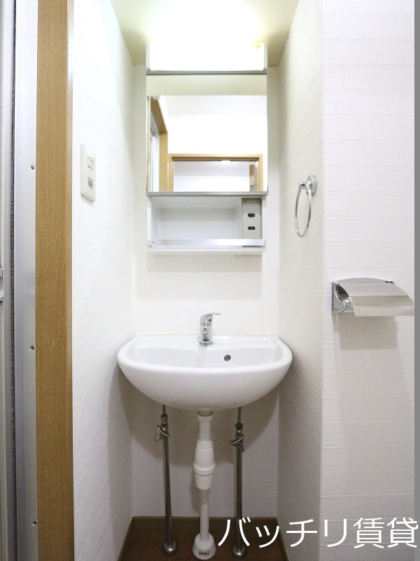 洗面設備　別号室タイプの為、現状を優先いたします