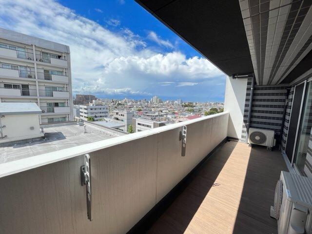 バルコニー　暖かな日差しのふりそそぐバルコニー
