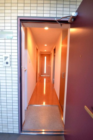玄関　玄関からは長めの廊下