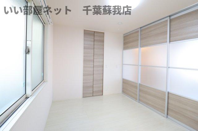 その他部屋・スペース　落ち着いた色調の寝室です