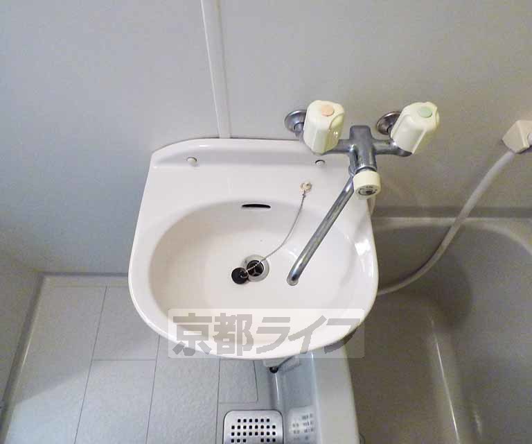 洗面設備　綺麗な洗面台です。