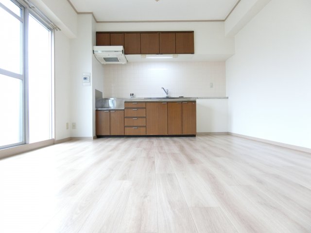 居室・リビング　写真は同マンション別の部屋です