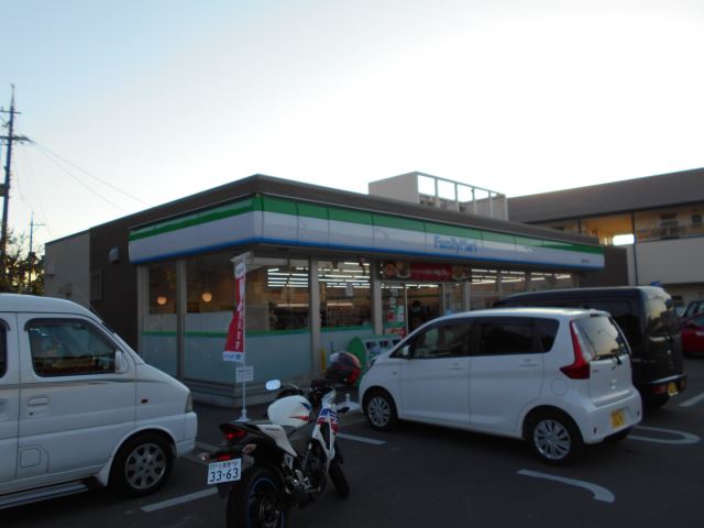 コンビニ　ファミリーマート（コンビニ）まで90m