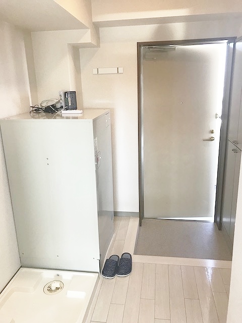 玄関　玄関です。横に温水器があります