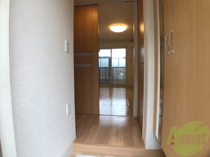玄関　玄関から撮影しました。階段は急すぎないので、上りやすいですよ