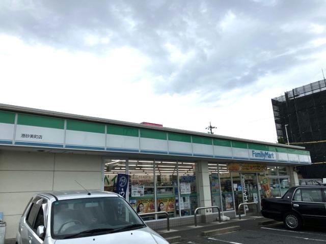 コンビニ　ファミリーマート港砂美町店（コンビニ）まで1008m