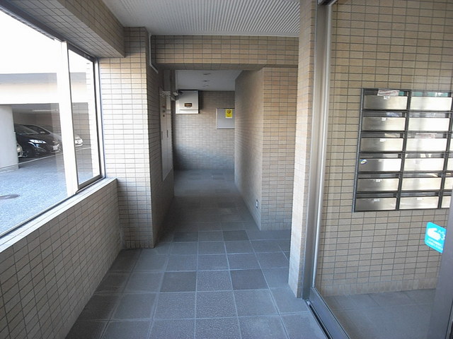エントランス　オートロック付マンション。