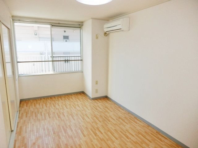 居室・リビング　広々とした洋室のお部屋です