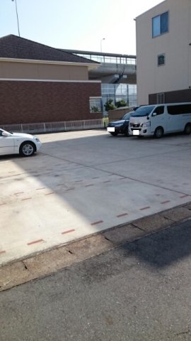 駐車場　駐車場に車を止められます
