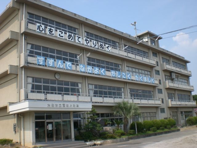 小学校　市立荒崎小学校（小学校）まで170m