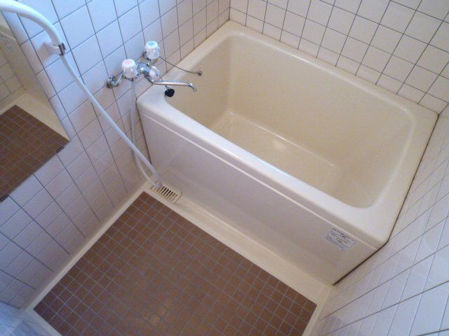 バス・シャワールーム　鏡付きの浴室です。