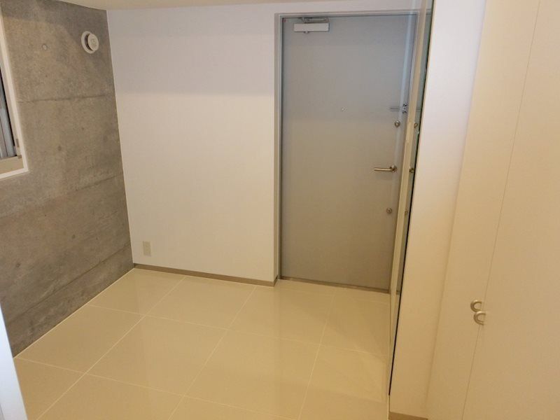 玄関　※同タイプの別のお部屋です。