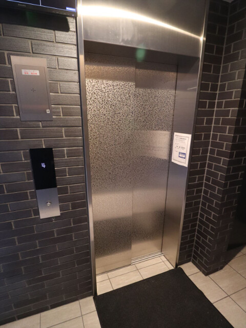 ロビー　エレベーター付き
