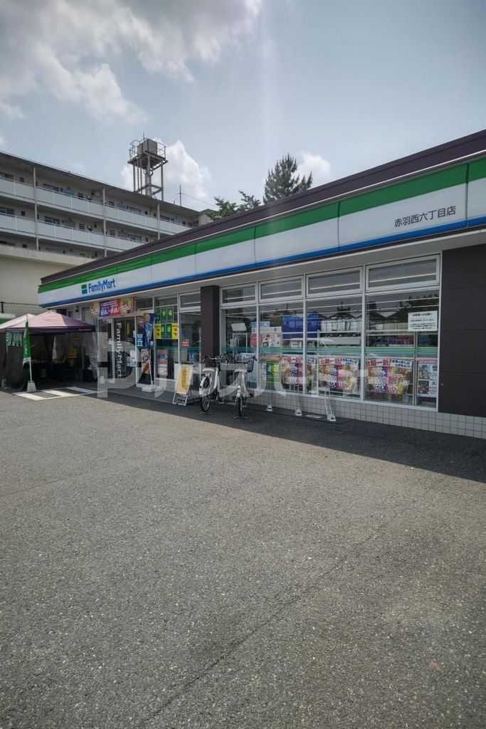 コンビニ　ファミリーマート赤羽西六丁目店（コンビニ）まで290m