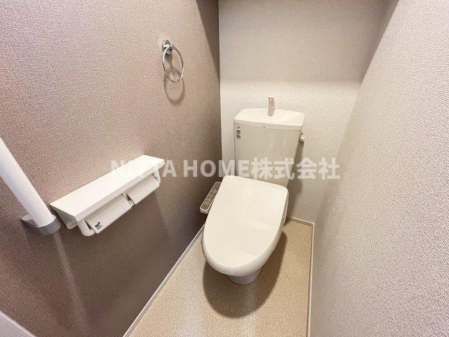 トイレ　上にはトイレットペーパーなどをストックできる棚がついています