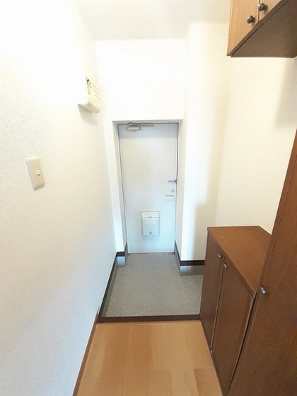 玄関　※別号室の写真です