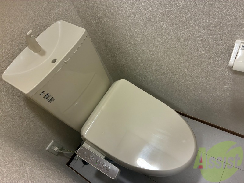 トイレ　トイレは温水洗浄付き便座になっており、とても快適です。