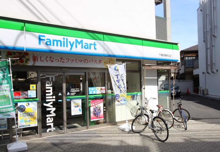 コンビニ　ファミリーマート 千歳船橋駅北店（コンビニ）まで383m