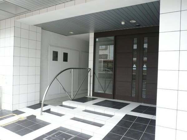 エントランス　名古屋で一番初期費用の安い賃貸専門の不動産会社です(^^)