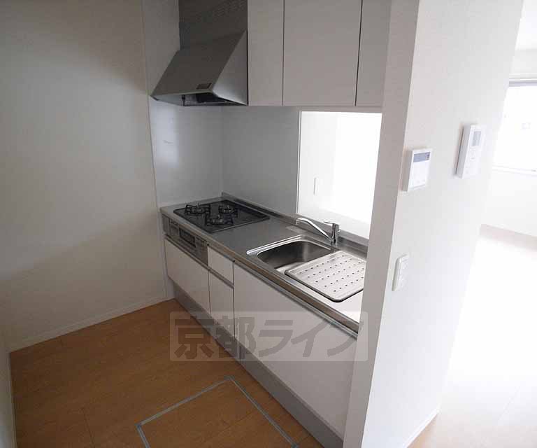 キッチン　グリル付きの３口システムキッチンを搭載。
