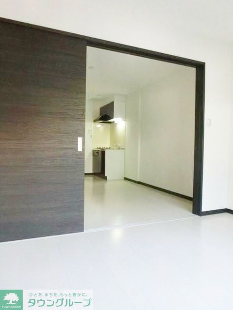居室・リビング　白を基調にした明るいお部屋です。